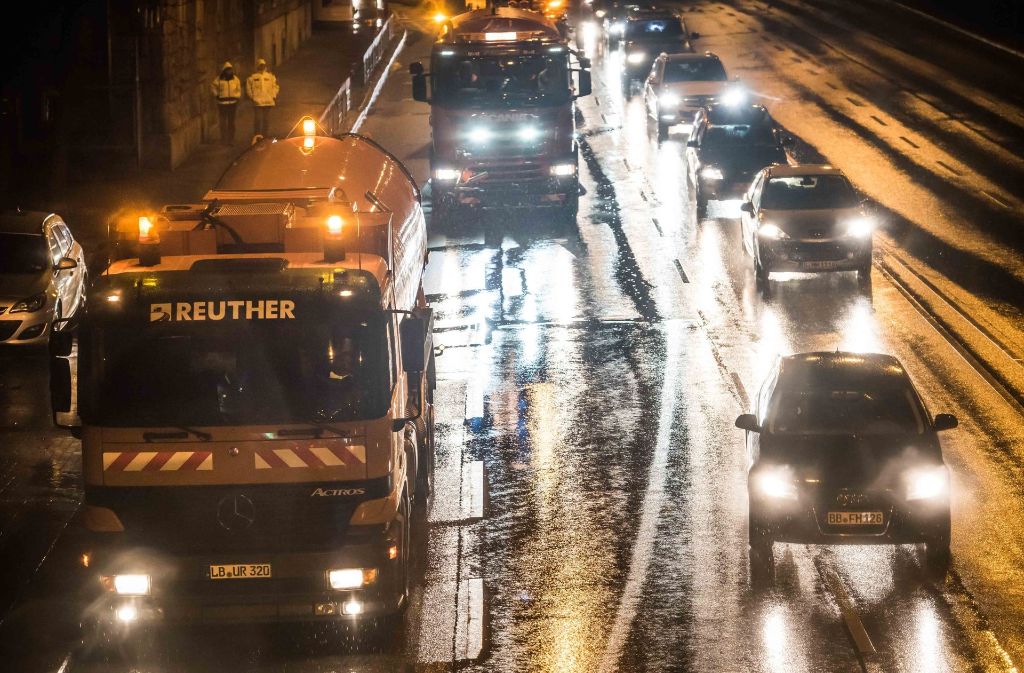 Die Spezialreinigung der Straßen am Neckartor geht im Winterhalbjahr weiter. Foto: Lichtgut/Max Kovalenko