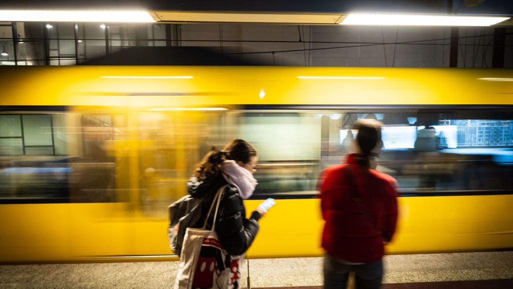 Zusammenstoß in Stuttgart-West: Autofahrer fährt gegen Stadtbahn