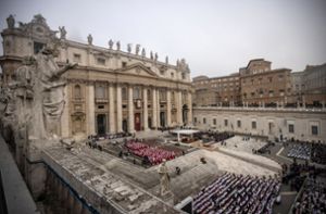 Zehntausende Menschen nehmen Abschied von früherem Papst