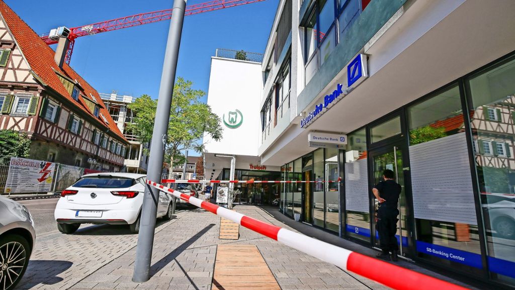 Deutsche Bank in Gerlingen betroffen: Vier Täter  sprengen einen Geldautomaten