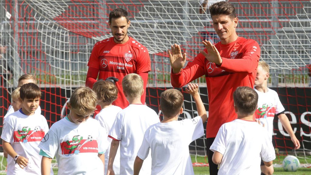 VfB Stuttgart: Kleine VfB-Fans trainieren mit den Profis