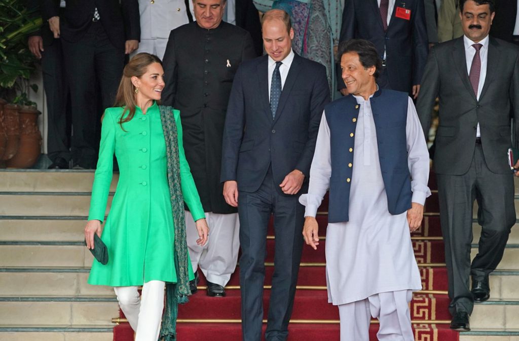 Das Paar wurde bei seiner Ankunft vom Gouverneur und dem Ministerpräsidenten der zentralen Provinz Punjab empfangen.