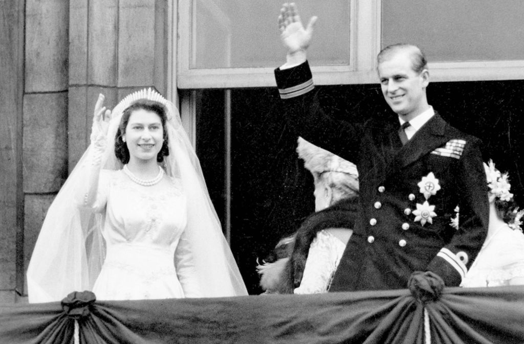 1947: Nach ihrer Hochzeit winkt das frisch vermählte Paar vom Balkon des Buckingham-Palasts in London.