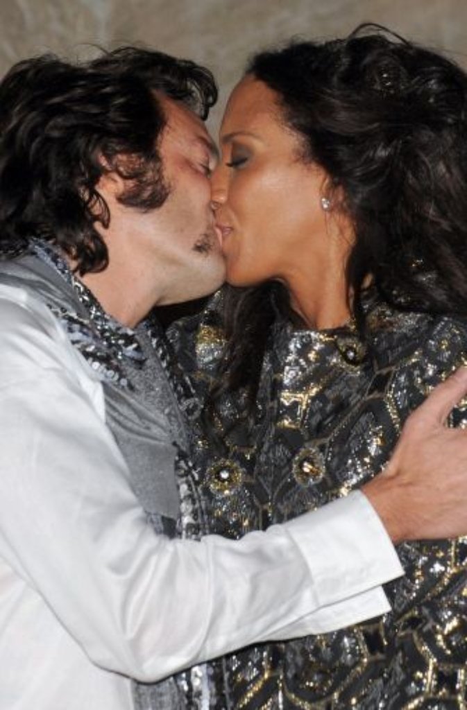 Nicht weniger leidenschaftlich küssen sich Boris Beckers Exfrau Barbara und ihr Mann Arne Quinze.