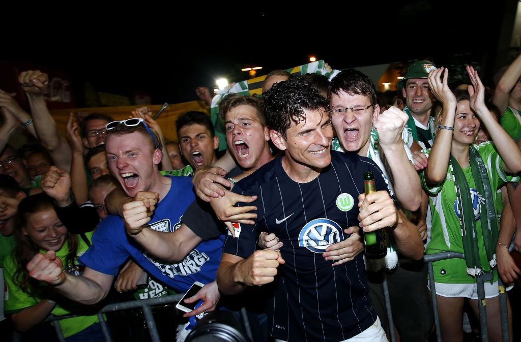 Nach dem Spiel konnte der Ex-Stuttgarter mit den Wolfsburg-Fans den Klassenerhalt feiern.