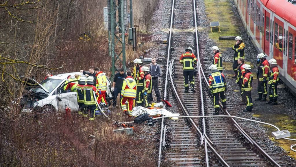 Unfall in Weil der Stadt: Auto stürzt auf S-Bahn-Gleise