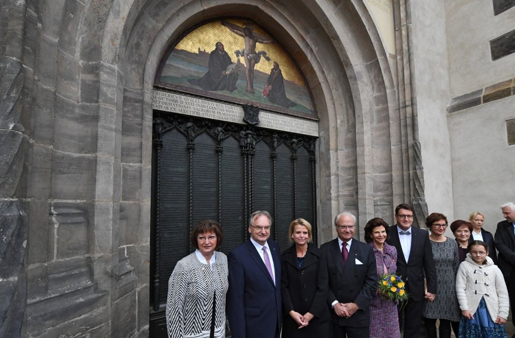 Das Schwedische Königspaar mit dem Ministerpräsidenten von Sachsen-Anhalt, Reiner Haseloff (zweiter von links) und seiner Frau Gabriele (links) vor der Schlosskirche in Wittenberg.