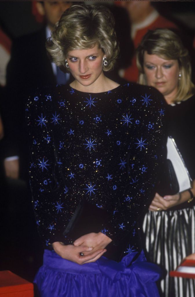 1985: Royalblau und schwarz gepaart mit Glitzer und Schulterpolstern – Prinzessin Diana in einem Abendkleid, das gar nicht weit von dem entfernt ist, was ihre Schwiegertochter heute trägt.
