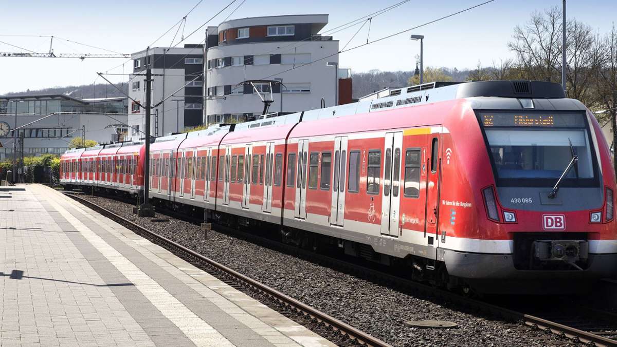 In Leinfelden-Echterdingen (Kreis Esslingen) kam es am Montagabend zu einem Polizeieinsatz wegen eines zurückgelassenen Rucksacks in einer S-Bahn. Im Bahnverkehr kam es zu erheblichen Behinderungen.