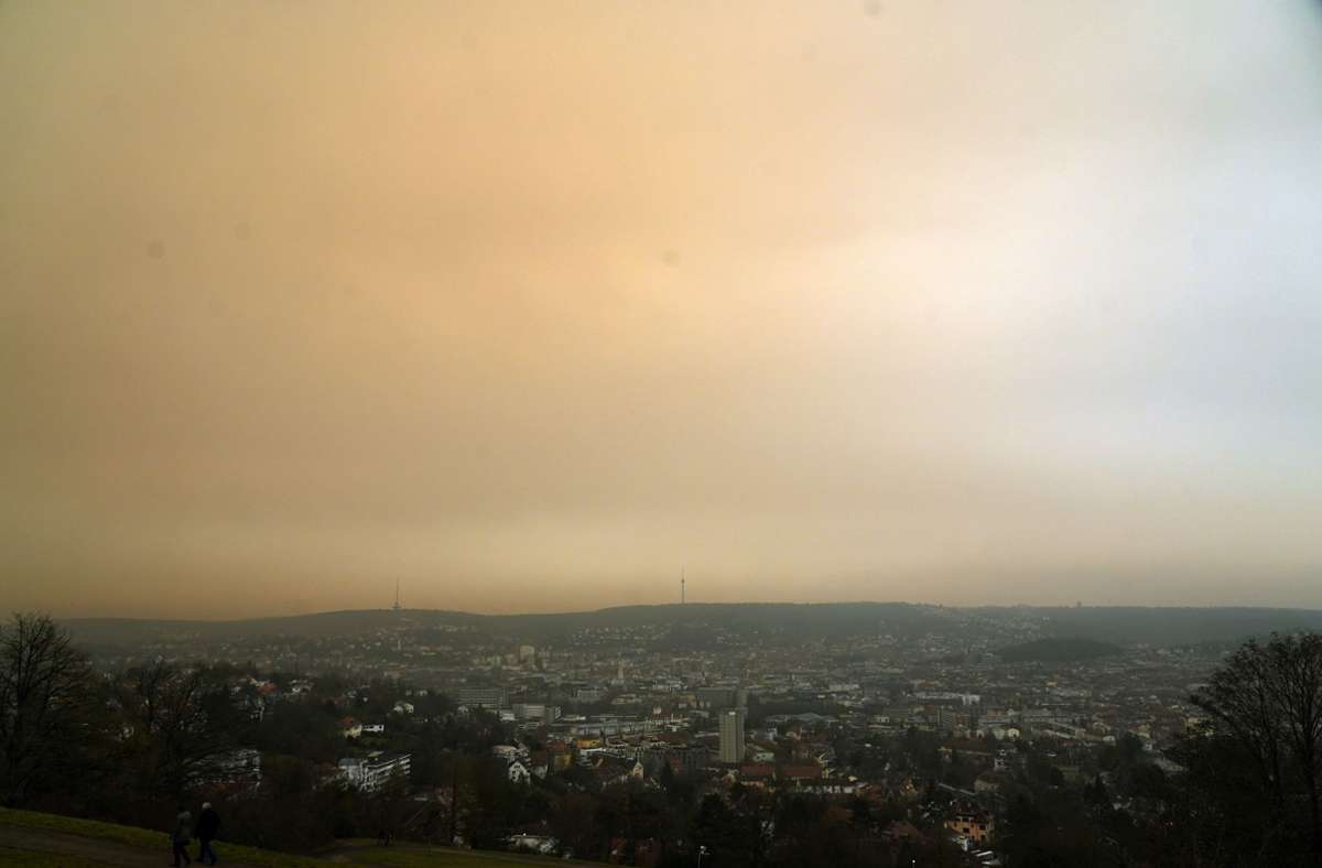 Ein seltenes Wetterphänomen hat den Himmel in Stuttgart und andernorts in Baden-Württemberg sonderbar gelb erscheinen lassen.