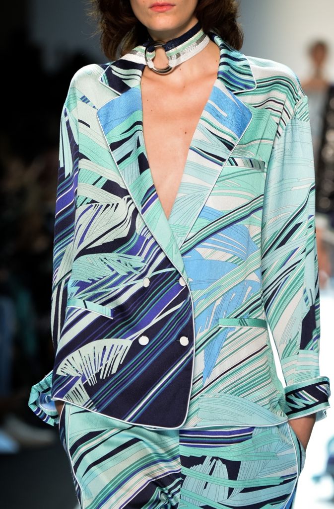 Ein nicht tailliertes Jackett mit lautem Muster (hier ein Modell des Labels Leonard) ist ein weiterer Trend der Paris Fashion Week.