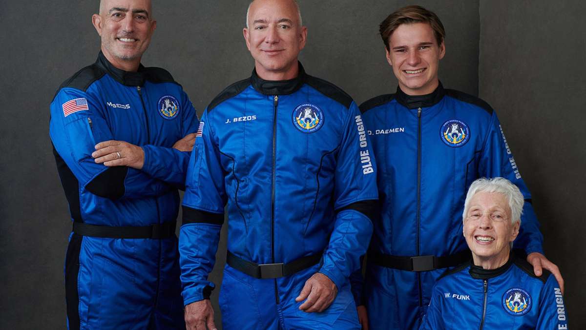  Nach einem Kurz-Ausflug ins Weltall mit dem Raumschiff „New Shepard“ ist der Amazon-Gründer Jeff Bezos wieder sicher auf der Erde gelandet. 