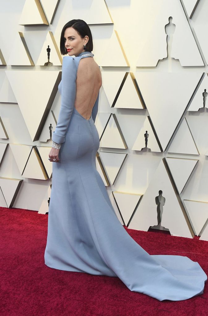 Helle Töne I: die Schauspielerin Charlize Theron gehört stets zu den bestangezogensten Frauen bei Veranstaltungen wie der Oscar-Verleihung. Auch dieses Mal überzeugte sie in einem eisblauen Dior-Kleid mit atemberaubender Rücken-Ansicht. Dazu setzte sie mit ihrem dunkel gefärbtem Harr einen Akzent.