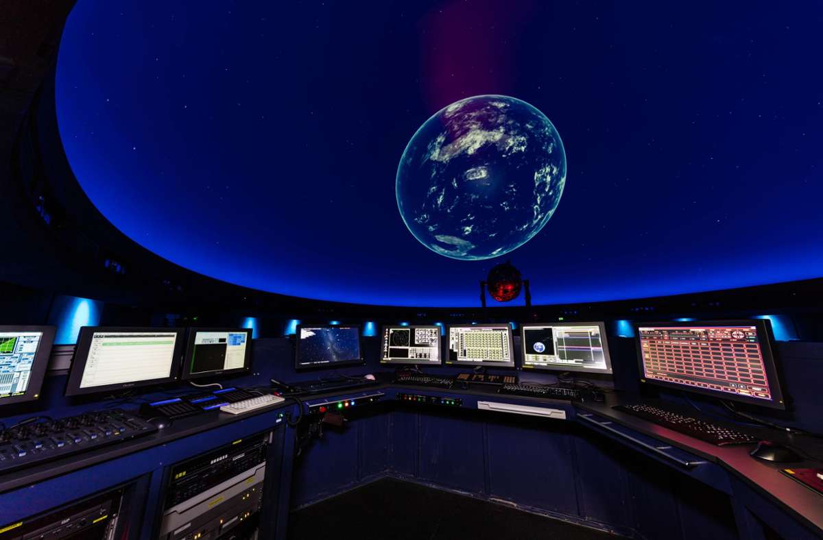 Das Steuerpult im Kuppelsaal, an dem der „Astrogator“ die Show startet. Der Mitarbeiter wird vom Planetarium Stuttgart so genannt, einen allgemeinen Begriff gibt es nicht.