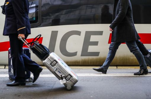 In einem ICE ist ein Streit zwischen einer 37-Jährigen und einem DB-Mitarbeiter eskaliert. (Symbolbild) Foto: dpa/Christoph Schmidt