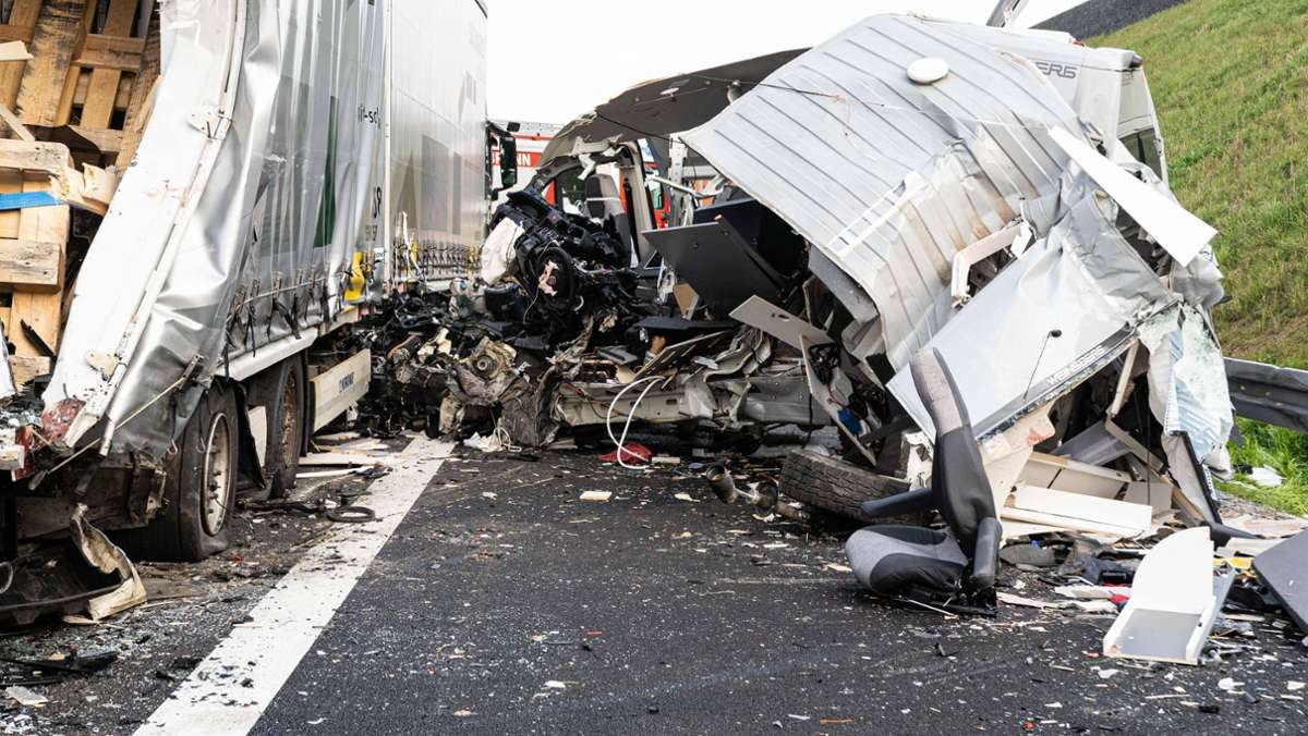 Unfall auf A6 bei Bad Rappenau: Mann fährt mit Wohnmobil in Lastzug und stirbt