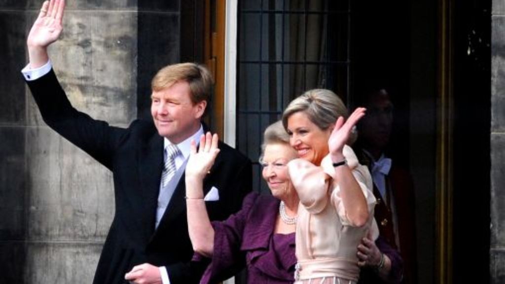  Millionen Niederländer feiern den Thronwechsel von Beatrix zu Willem-Alexander. Es gibt Riesenjubel für den Neuen - und Sprechgesänge "Bea, bedankt!" für die Leistung einer großen Monarchin. Diese lässt alle royale Beherrschung fahren und zeigt sich ehrlich gerührt. 