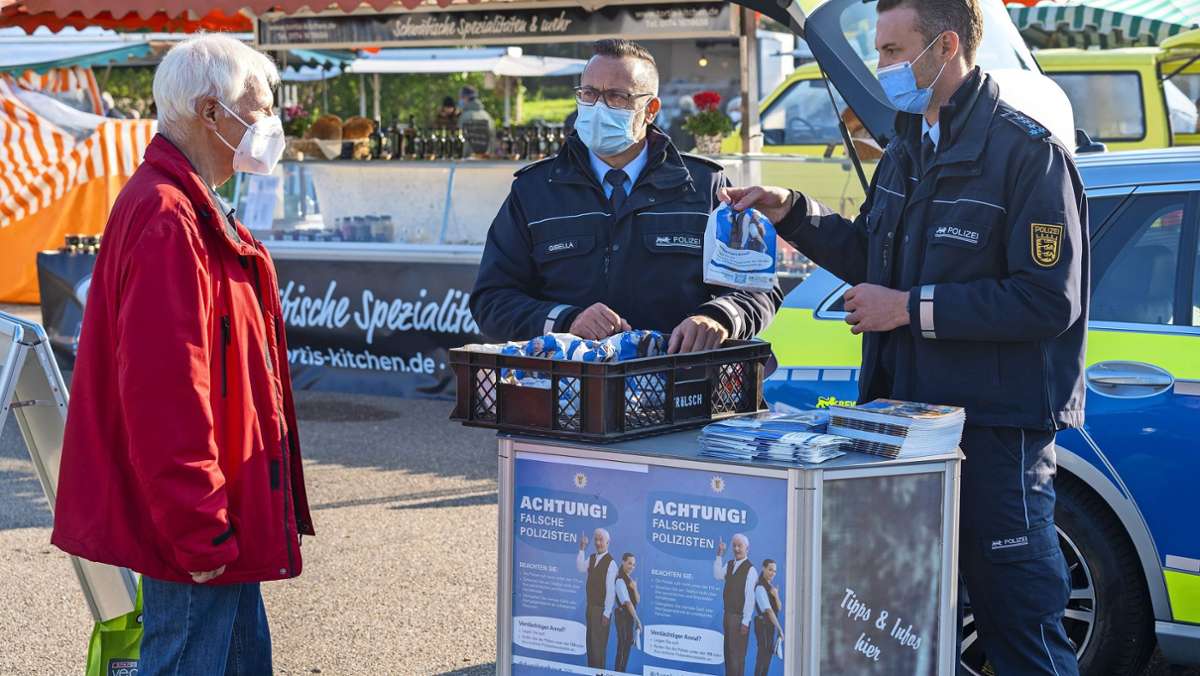  Immer wieder versuchen Betrüger, ältere Menschen um ihr Geld zu bringen. Die Polizei hat in Ludwigsburg darüber aufgeklärt. Ihr Rat: Bei dubiosen Anrufen sofort auflegen. 
