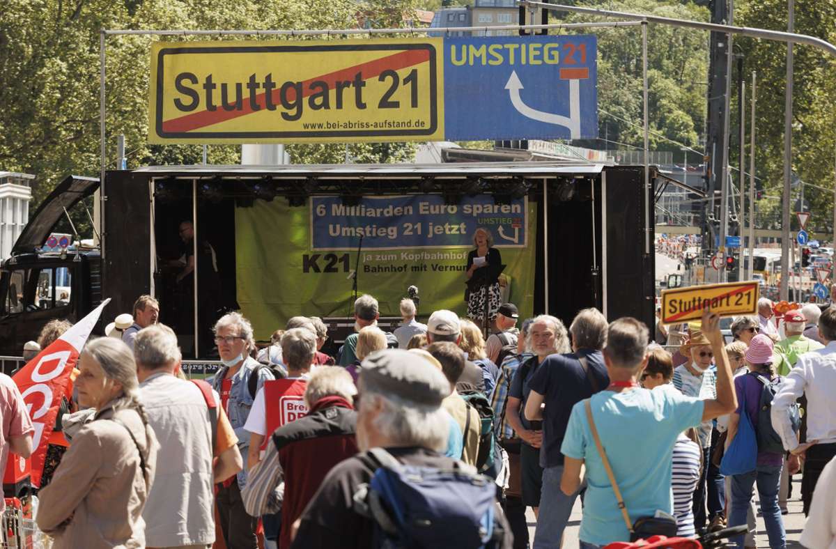 Rund 200 Menschen nahmen an der Demo am Hauptbahnhof teil. Foto: Lichtgut/Julian Rettig