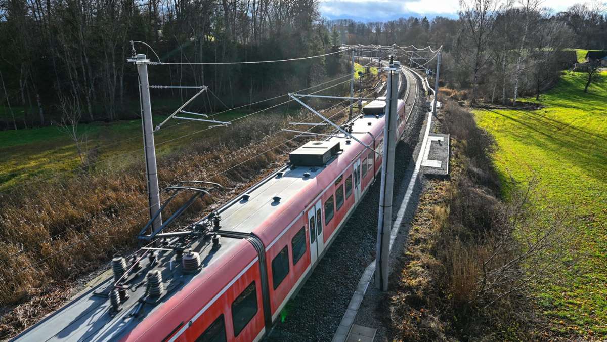  Mehr als 170 Jahre hat es seit der Eröffnung gedauert: Auf der ältesten Bahnstrecke Württembergs fahren vom 12. Dezember an Züge unter Strom von Ulm an den Bodensee. 