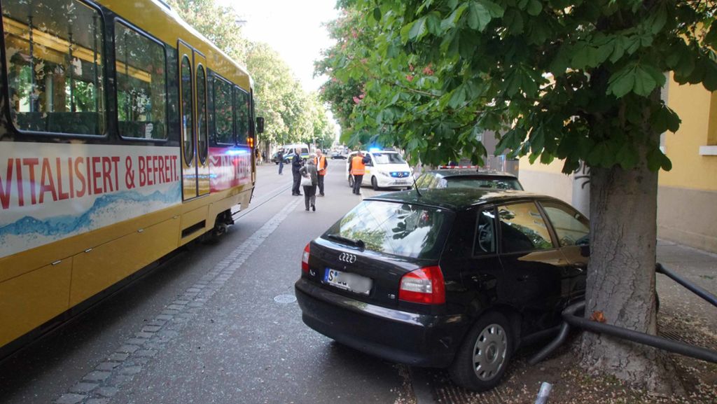 Unfall in Bad Cannstatt: Audi-Fahrerin übersieht Stadtbahn