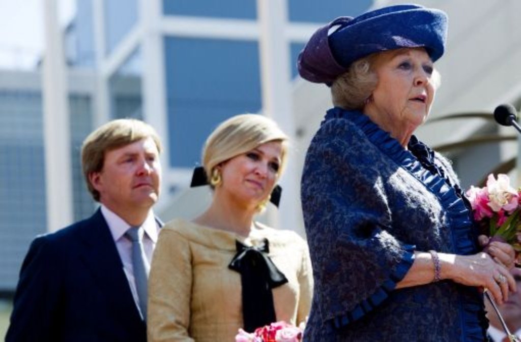 Gerade als man sich fragte, ob Willem-Alexander zu einer Art "Prinz Charles am Deich" werden würde, überraschte Königin Beatrix ihr Volk im Januar mit der Ankündigung, zu Gunsten ihren Sohnes mit 75 Jahren abzudanken.