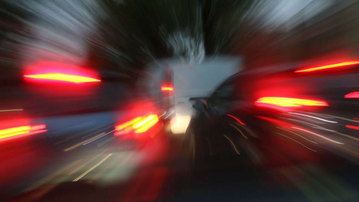 B29 bei Schorndorf: Autofahrer zwingt Rettungswagen zur Vollbremsung und zeigt Mittelfinger