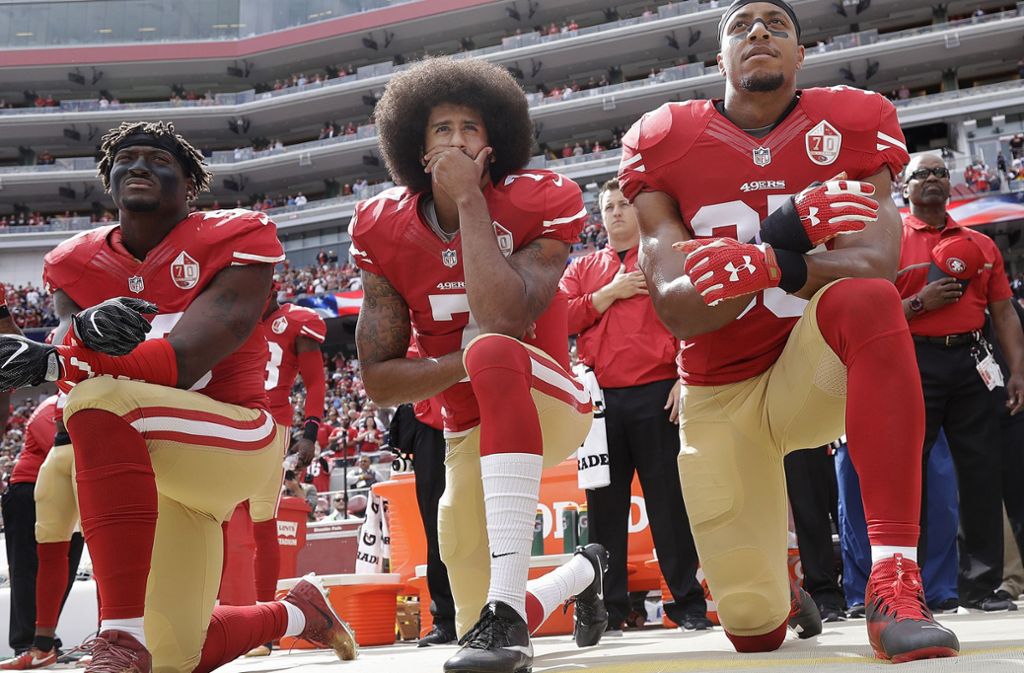 Eli Harold, Colin Kaepernick und Eric Reid – Footballprofis der San Francisco 49ers – knien bei der Nationalhymne vor einem NFL Fußball-Spiel gegen die Dallas Cowboys in Santa Clara.