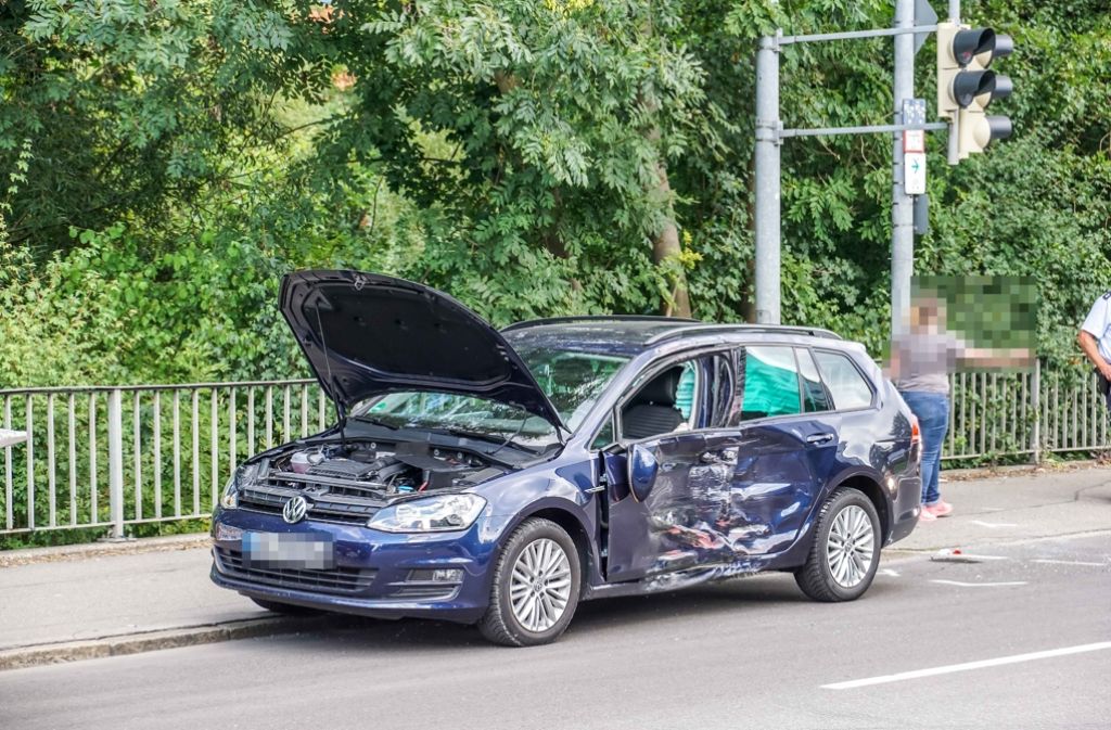 Bei einem Verkehrsunfall am Freitagmorgen an einer Kreuzung in Geislingen sind drei Menschen verletzt worden.