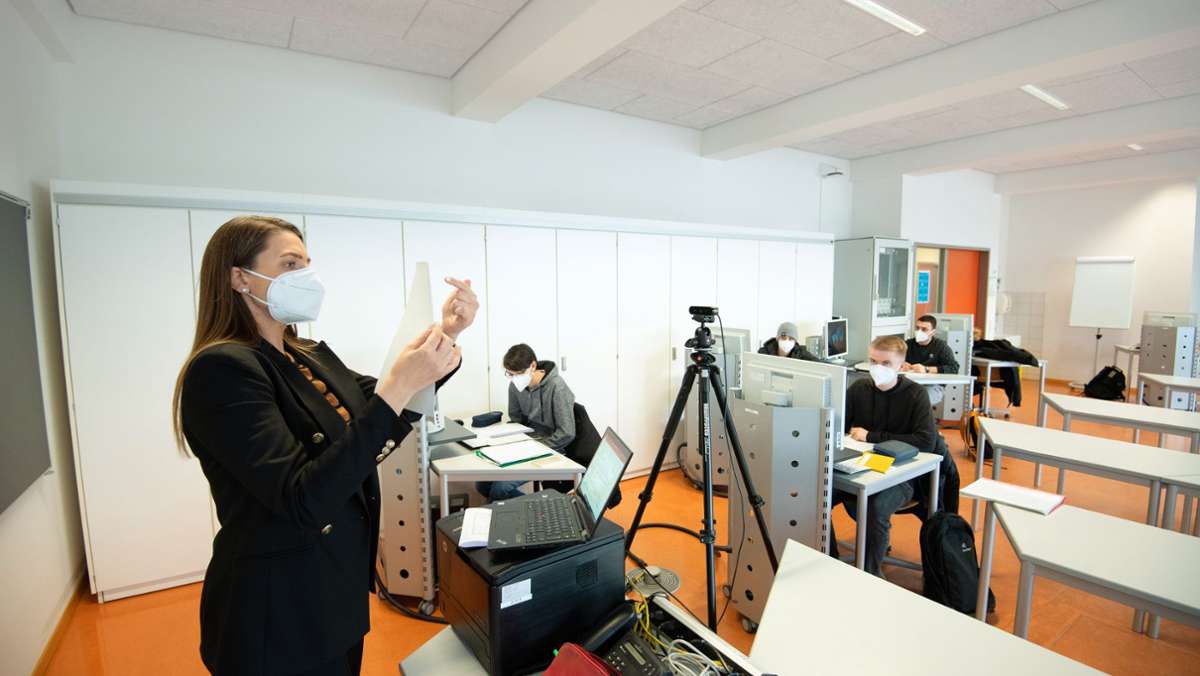 Wie sich die Schulen in Stuttgart und Region vorbereiten: Mit Headset unterwegs im Klassenzimmer