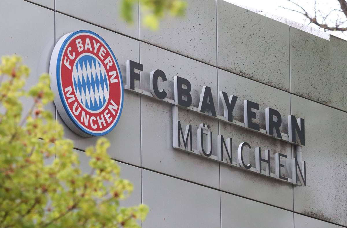 FC Bayern München: Beim Rekordmeister zahlen Fans für ein neues Trikot 89,95 Euro. Das Meister-Logo auf dem Ärmel kostet drei Euro, ein Spielerflock zehn Euro.
