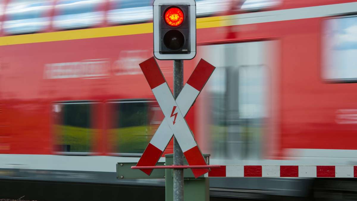  Am Samstag ist ein 19-jähriger Mann in einem Regionalexpress in Esslingen nach einer Fahrscheinkontrolle ausgerastet. Er öffnete die Tür und versuchte, aus dem fahrenden Zug zu springen. 