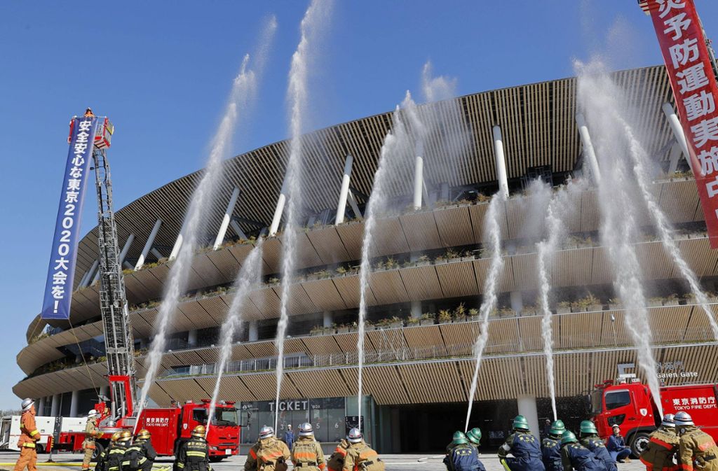 Nein, das hier sind keine japanischen Helfer, die das Olympiastadion in Tokio in großem Stil desinfizieren – hier handelt es sich um eine Feuerwehrübung für die Olympischen Sommerspiele. Ob alles wie geplant stattfindet oder das Coronavirus das Olympische Feuer noch auslöscht – alles ist offen.