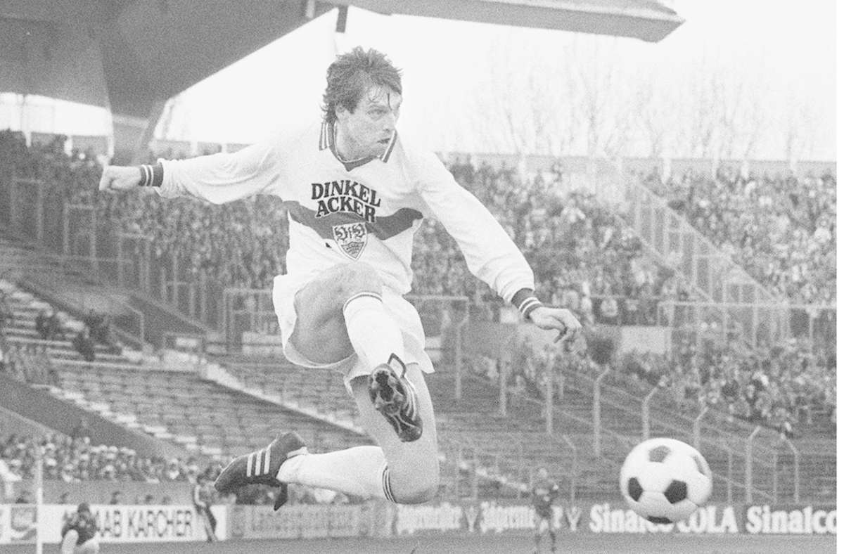 Mit 27 Jahren wechselte Kurt Niedermayer (zusammen mit Spielmacher Asgeir Sigurvinsson) 1982 vom FC Bayern zum VfB. Drei Jahre blieb er in Stuttgart, wurde 1984 deutscher Meister und ließ die Profikarriere nach seinem Abschied vom VfB in der Schweiz ausklingen.