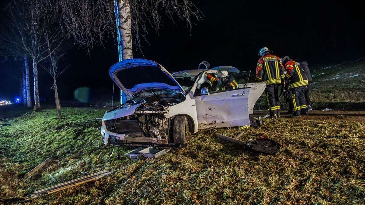 Unfall in Weil der Stadt: Autofahrer verliert Kontrolle und kracht gegen zwei Bäume
