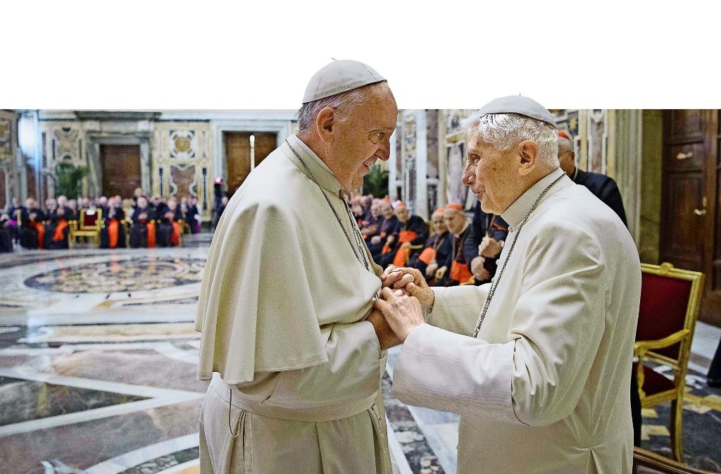 Papst Franziskus (links) feierte Ende Juni 2016 mit Benedikt dessen 65. Priesterjubiläum im Vatikan. Foto: dpa