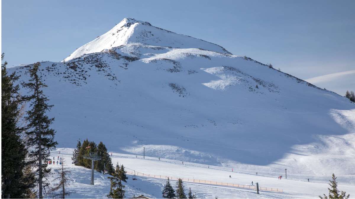 Unglück in Österreich: Mann fliegt bei Skiunfall 30 Meter durch die Luft - schwer verletzt