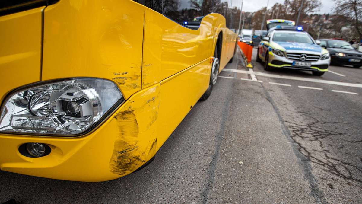Unfall am Arnulf-Klett-Platz in Stuttgart-Mitte: Auto kollidiert mit Linienbus auf Busspur – zwei Verletzte