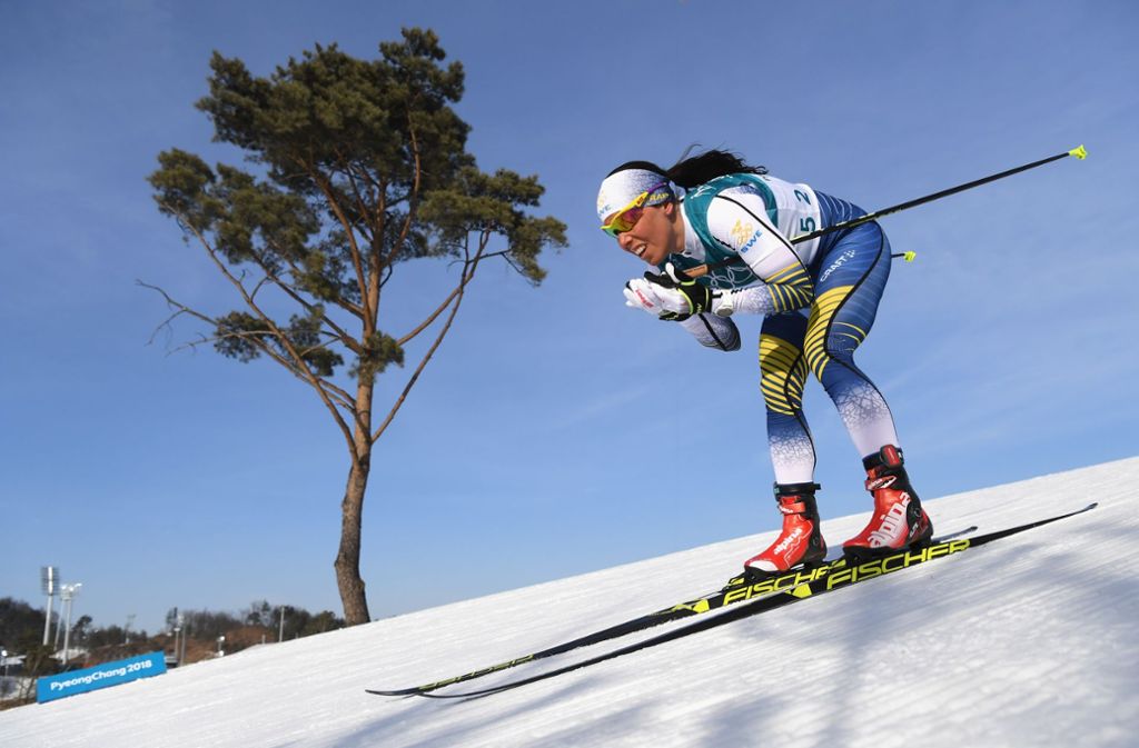 Die Schwedin Charlotte Kalla wurde 2018 bei den Winterspielen in Pyeongchang Olympiasiegerin im Skiathlon, bei dem erst 7,5 Kilometer im klassischen und dann 7,5 Kilometer im freien Stil gelaufen werden. Logisch, dass die 31-Jährige auch bei der WM in Seefeld zum Favoritenkreis gezählt wurde. Doch die Hoffnungen auf den nächsten Gold-Coup waren schnell vorbei, denn schon früh konnte Kalla dem enormen Tempo der Norwegerin Therese Johaug nicht mehr folgen. Am Ende wurde die Schwedin Sechste.