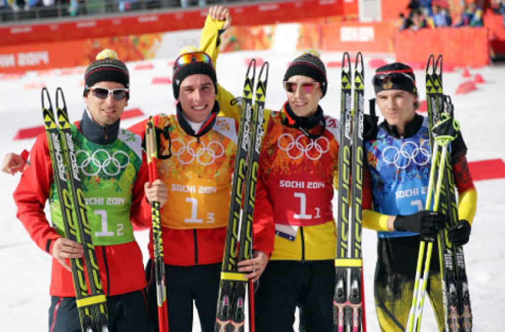 Das deutsche Team in der Nordischen Kombination mit (von links) Björn Kircheisen, Johannes Rydzek, Eric Frenzel und Fabian Rießle gewinnt am 20. Februar hinter Norwegen die Silber-Medaille.
