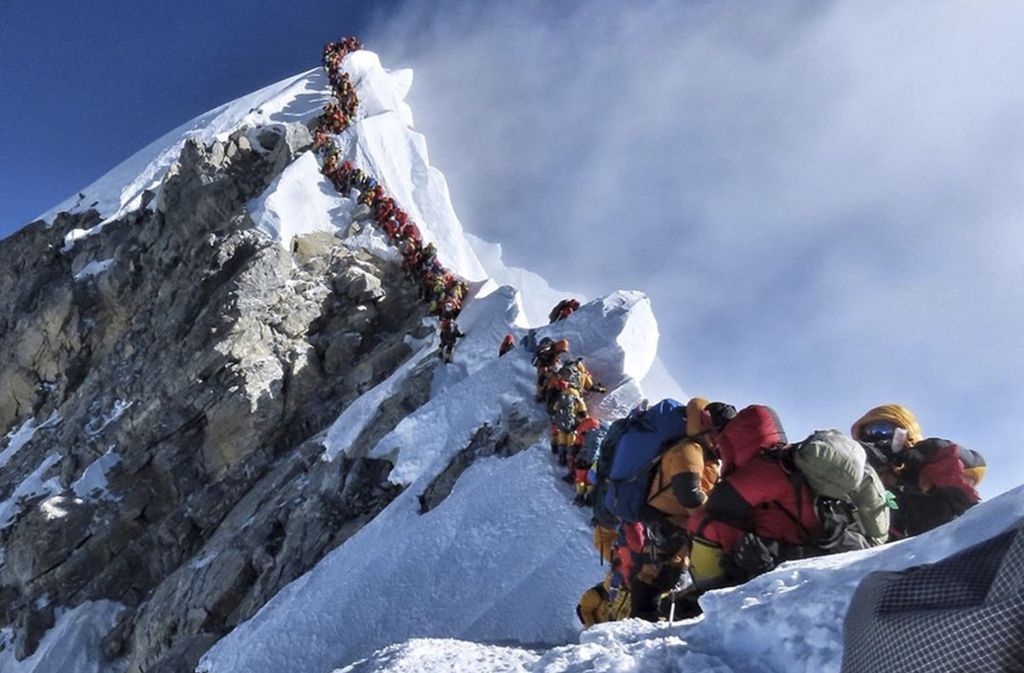 Eine lange Schlange von Bergsteigern steht am Mount Everest. In jeder Saison versuchen Hunderte Bergsteiger, den Gipfel des Mount Everest zu erklimmen. Jetzt will Nepal die Gebühren für die Besteigung drastisch erhöhen. Foto: dpa
