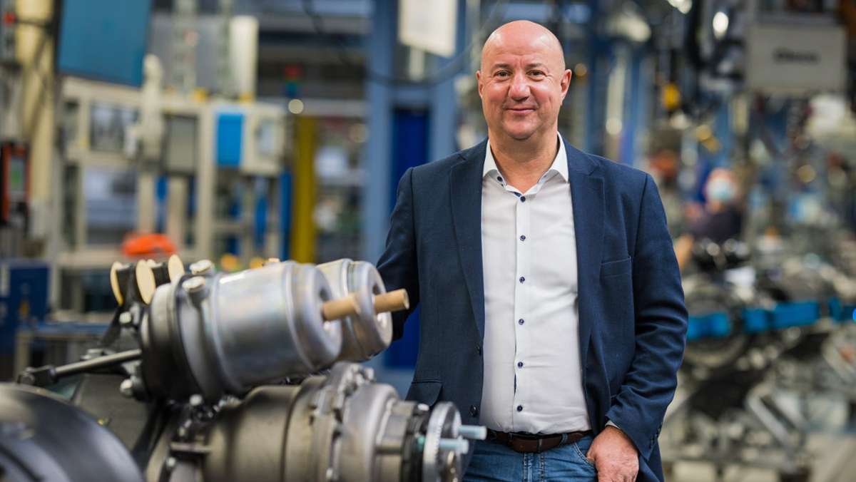 Michael Brecht: Daimler-Betriebsratschef: Autobauer werden sich Rohstoffe sichern