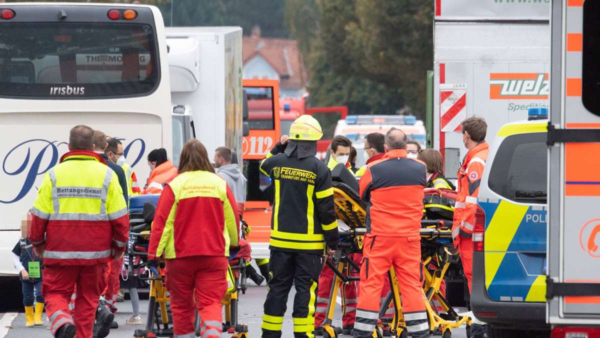 Busunfall in Frankfurt: Mehr als 20 Verletzte – zahlreiche Kinder an Bord