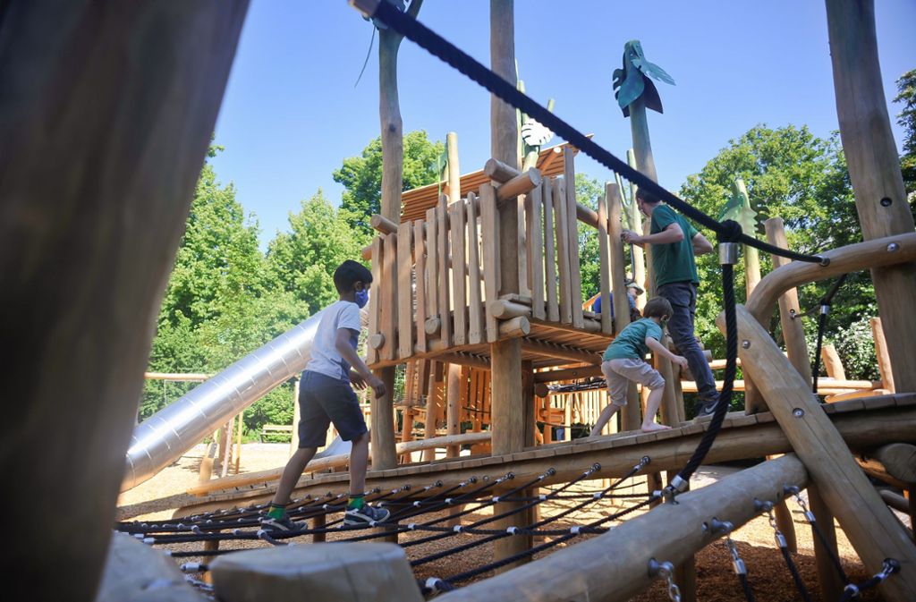 Die ersten kleinen Besucher, Kinder von Mitarbeitern, dürfen den neuen großen Spielplatz in der Wilhelma einweihen.