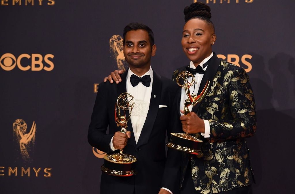 Aziz Ansari (links) und Lena Waithe und bekamen für „Master of None“ den Emmy für das beste Drehbuch einer Comedyserie.