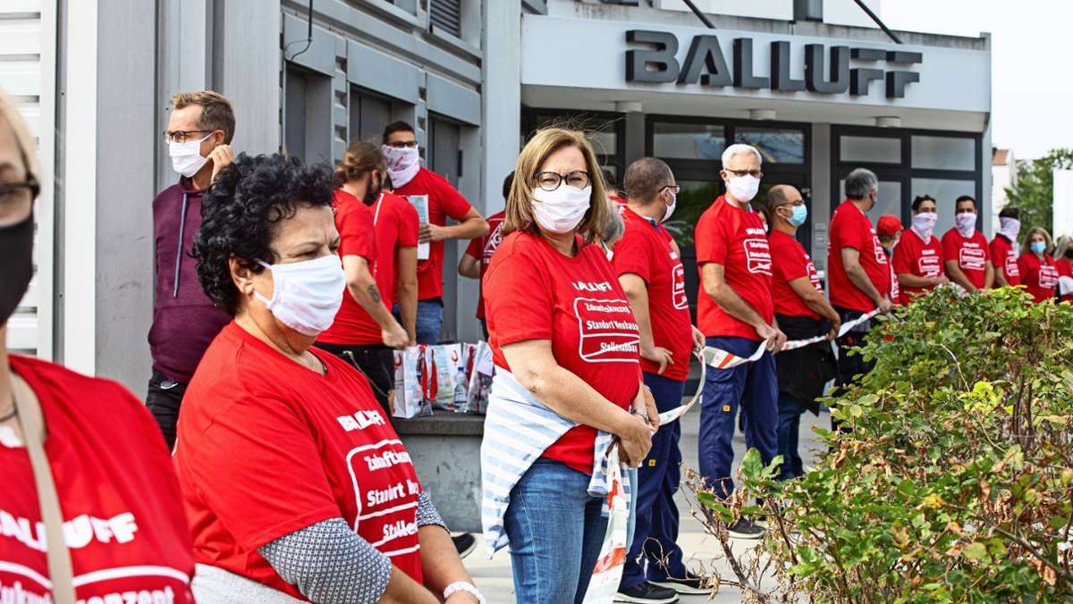 Balluff in Neuhausen: Solidaritätskette für den Erhalt von 240 Arbeitsplätzen