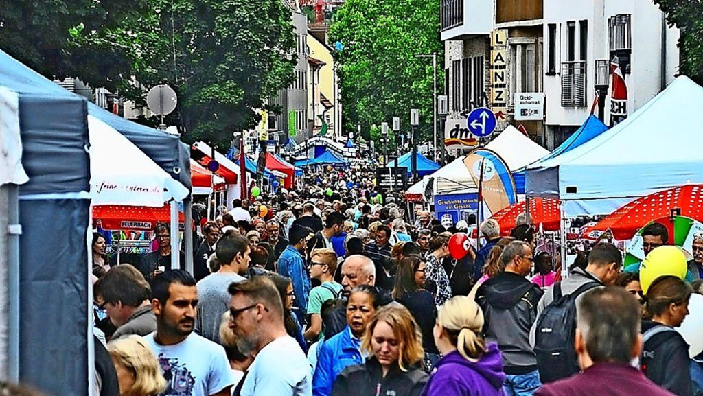 Straßenfest in Stuttgart-Feuerbach: Südländische Atmosphäre und  Party-Stimmung