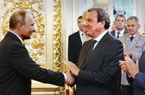 Wladimir Putin und Gerhard Schröder pflegen eine Freundschaft. Das stößt in der SPD auf Ablehnung. Foto: dpa/Alexei Druzhinin