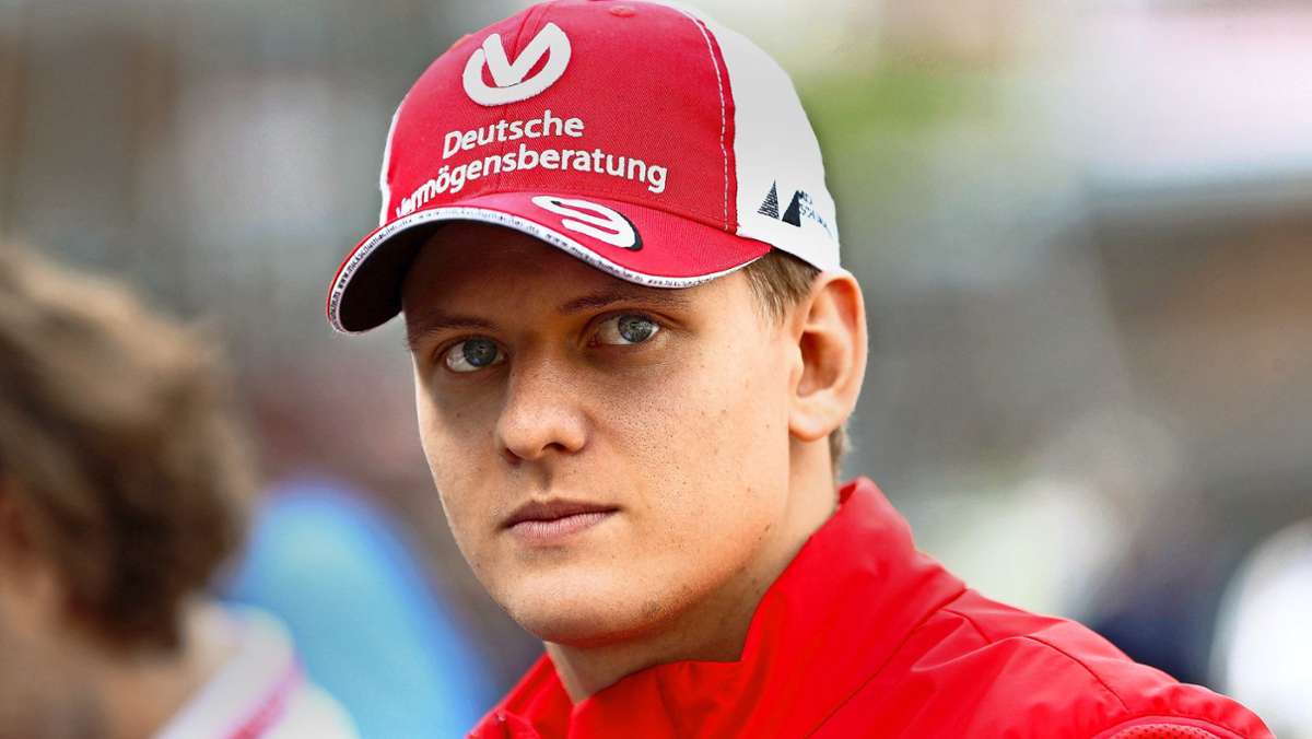 Mick Schumacher im Formel-1-Auto auf dem Nürburgring. Vorerst nur im Training, am Steuer eines Alfa Romeo. „Überglücklich“, sei er. Zumal immerhin 20 000 Zuschauer auf den Kurs in der Eifel kommen können, auf dem ein Streckenabschnitt nach Micks Vater benannt ist. 