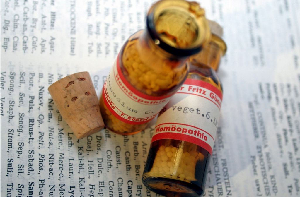 Arzneimittel in homöopathischen Dosen:  Globuli bestehen aus Milchzucker, der mit den Wirkstoffen benetzt wurde. Foto: /Carstens-Stiftung/dpa/gms
